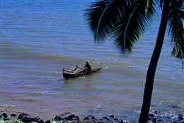 Archipel-des-Comores;-France;-Homme;-Kaleidos;-Kaleidos-images;-La-parole-à-limage;-Laurent-Abad;-Mayotte;-Mer;-Océan-Indien;-Palmier;-Pêche;-Pêcheur;-Pirogue-à-balancier;-Stories-Pictures